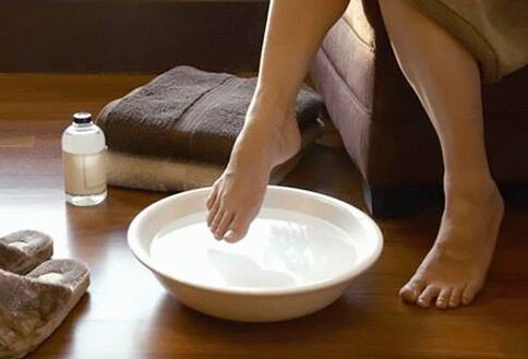 Evening pain in the joints does not mean a disease, it can be eliminated with folk remedies, such as a warm bath